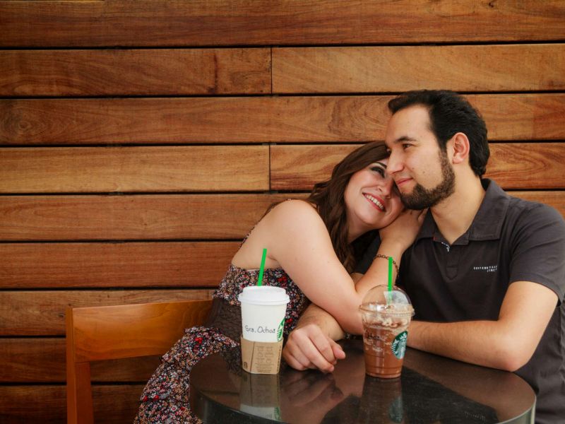 Yvanka y Héctor : Sesión de Compromiso @ Starbucks Café – Hotel Encore- Distrito One – Carretera Chihuahua–Cd. Juárez